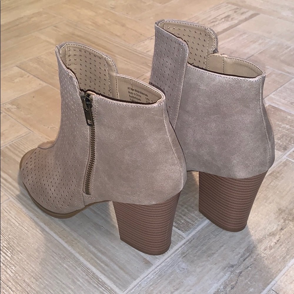 Adorable Heels - Picture 2 of 4